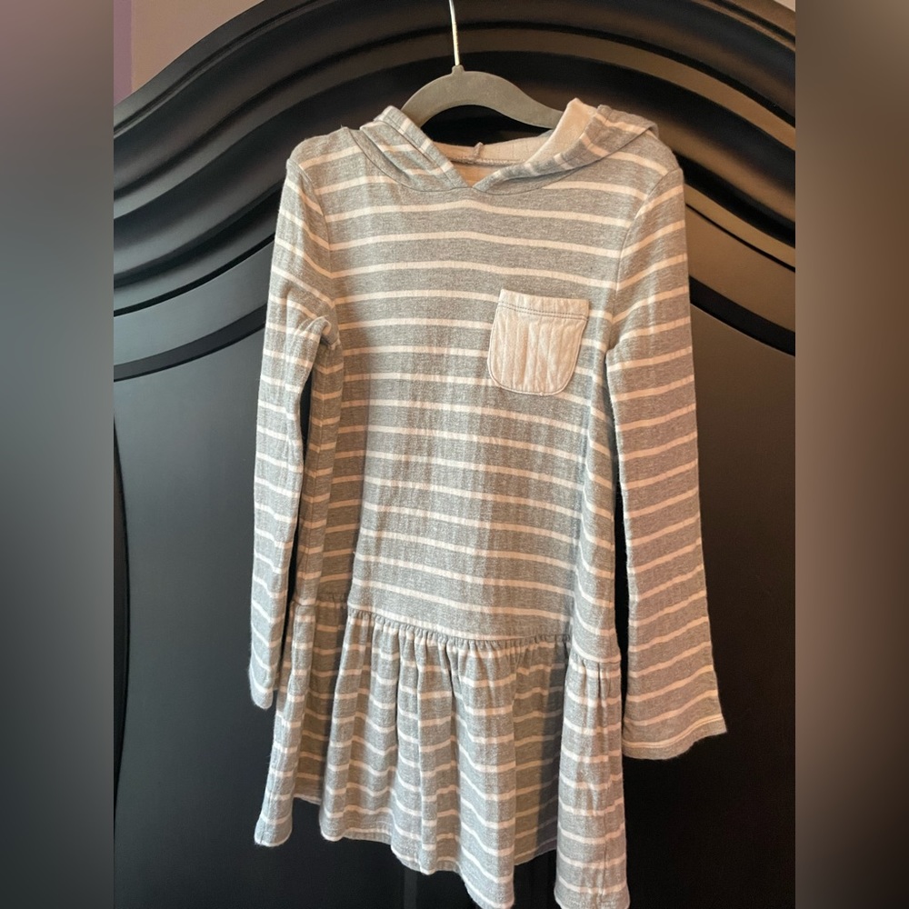 Girls, gray and white striped dress size 5